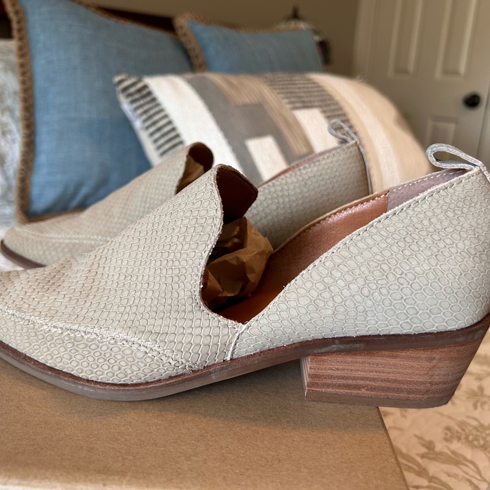 Lucky Brand size 7.5 suede shoe. Never worn.